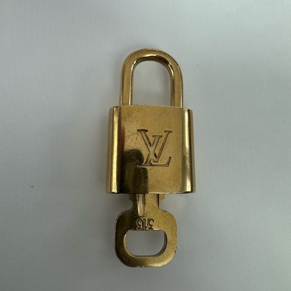 Authentic The Louis Vuitton Lock & Key - Picture 1 of 4